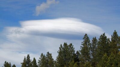 不思議な形の雲いろいろ